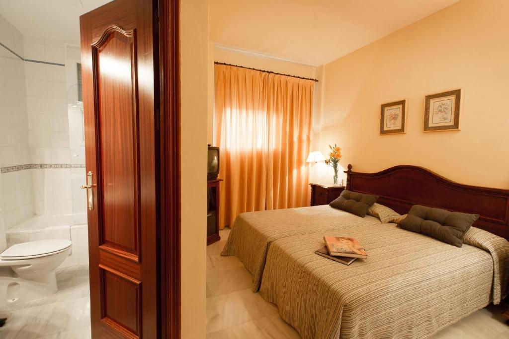 Hotel Gran Avenida Coria del Río الغرفة الصورة
